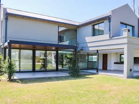 Casa en Venta con 2 cocheras