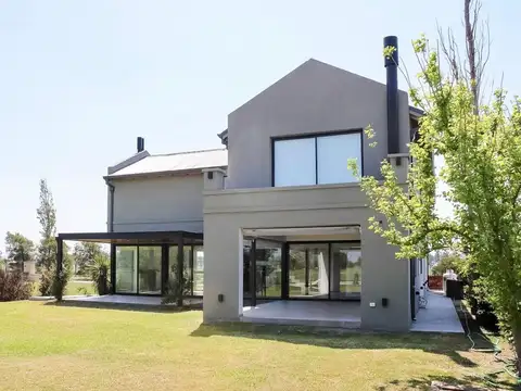 Casa 5 ambientes con 4 baños