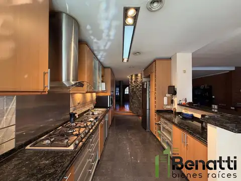 CASA 5 AMBIENTES EN VENTA CON PILETA Y COCHERAS. MATADEROS