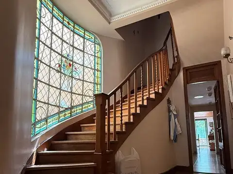 HERMOSA CASA DE 4 AMBIENTES DE ESTILO EN 2 PTAS. C/ JARDIN