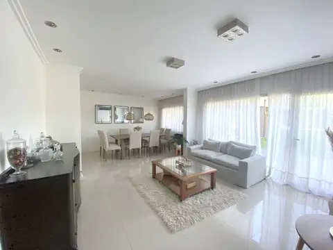 Casa en Alquiler Temporal con 2 cocheras