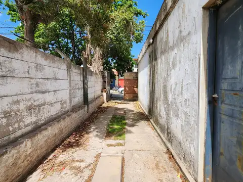 Venta 2 Locales con Vivienda a Reciclar