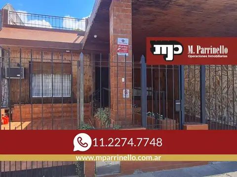 Casa con jardín, terraza y dos cocheras a metros de Av. Mitre y Panamericana- En Venta