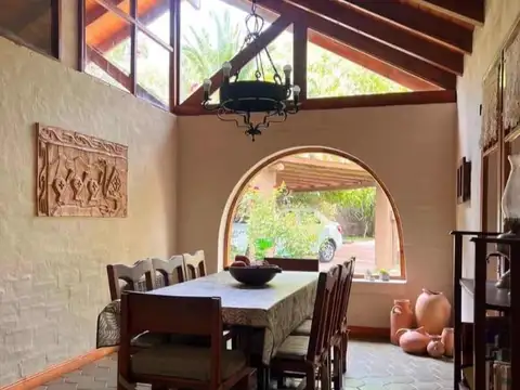 Casa 8 ambientes con 2 baños