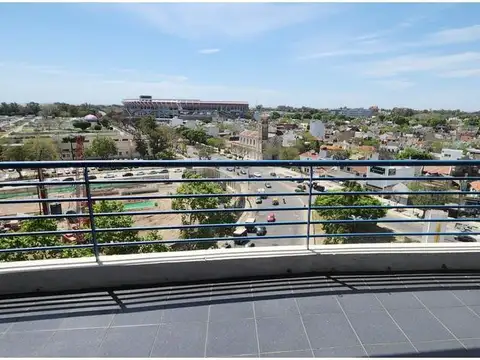 Alquiler TEMPORARIO  Amoblado. En Piso Alto. Amplio Balcón Terraza Vista a Río. Amenities Piscina Sauna Laundry