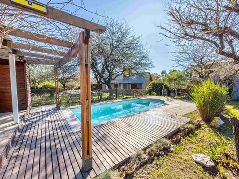 VENTA CASA 3 DORMITORIOS BAÑO EN SUITE, PILETA.