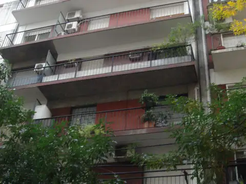 DUEÑO VENDE DEPARTAMENTO DE DOS AMBIENTES AL FRENTE EN RECOLETA (Sin Comisión). APTO CREDITO.