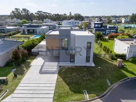 VENTA CASA 5 AMBIENTES EN BARRIO CERRADO SANTA INÉS CANNING CON DOS COCHERAS, JARDÍN, PILETA Y PARRI