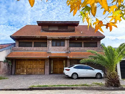 Excelente Casa en Venta de 2 Plantas, Con Jardín, Pileta y Cochera Para 2 Autos - Martínez