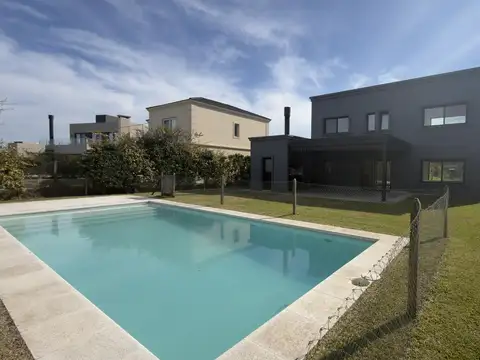 Casa en Alquiler con 4 cocheras