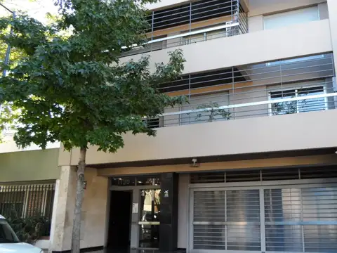 "RETASADO" SEMIPISO 4 AMB FRENTE CON COCHERA CUBIERTA. DOS BAÑOS COMPLETOS. LAVADERO APTO CRÉDITO 