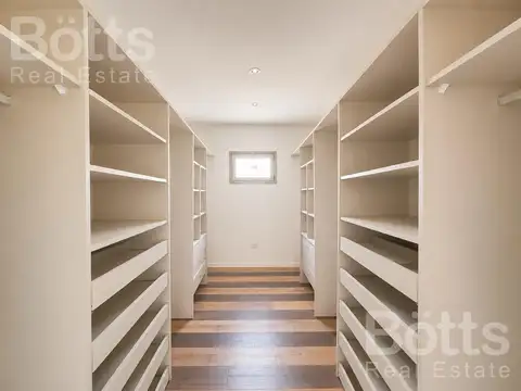 Casa en Venta con 4 cocheras