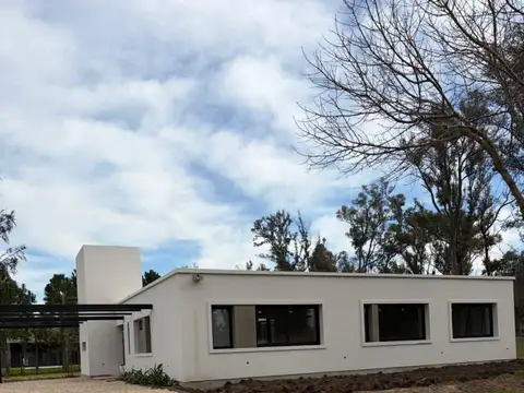 Casa 4 ambientes con 2 baños