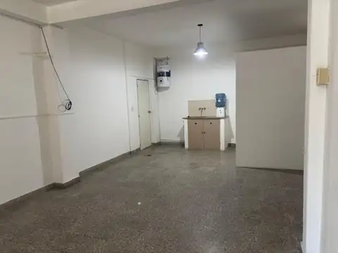 Alquilo local con baño y privado 40 mts2.