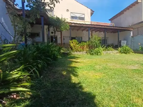 CASA 4 AMB+COCHERA+PARQUE+DPTO.  IDEAL 2 FLIAS 