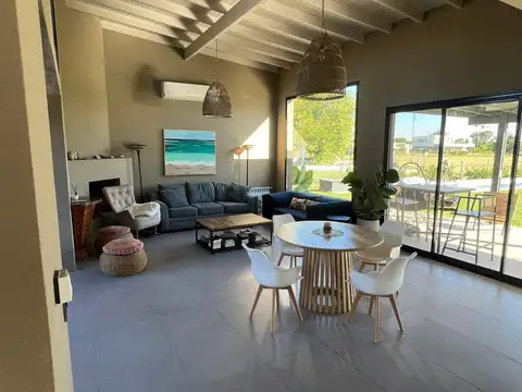 Casa 5 ambientes con 3 baños