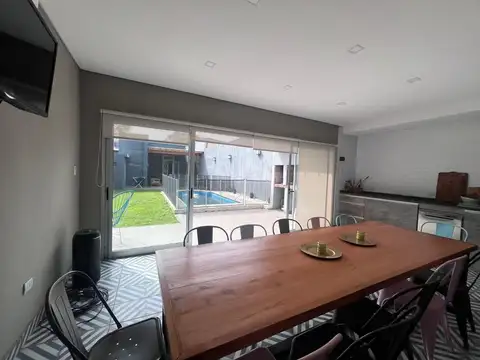 Casa 4 AMBIENTES con pileta y quincho en Remedios de Escalada