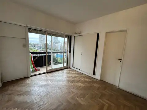 Amplio monoambiente dividido con balcon en centro de caballito