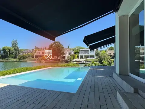 Excelente casa de categoría,sobre lago central-Santa Bárbara