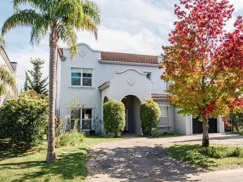 Casa 8 ambientes con 3 baños