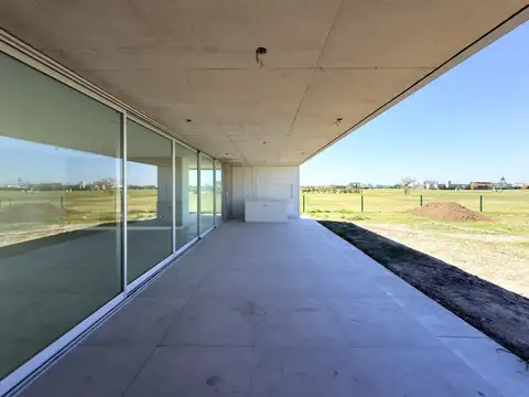 Casa de Tres Dormitorios en Planta Baja en venta en Vida Club de Campo