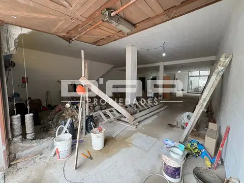 Local en Venta Via Púb.