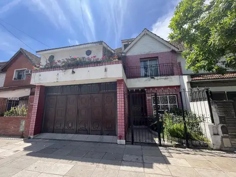 Casa de 7 ambientes, jardin quincho con parrilla y garage para 2 autos