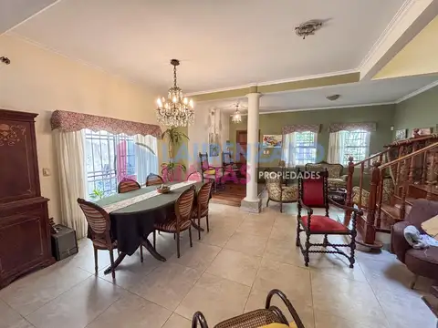 Casa en Venta con 2 cocheras