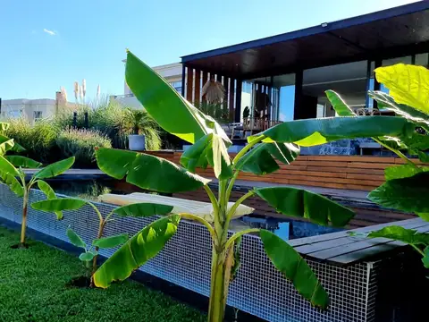 Casa en Venta con 4 cocheras