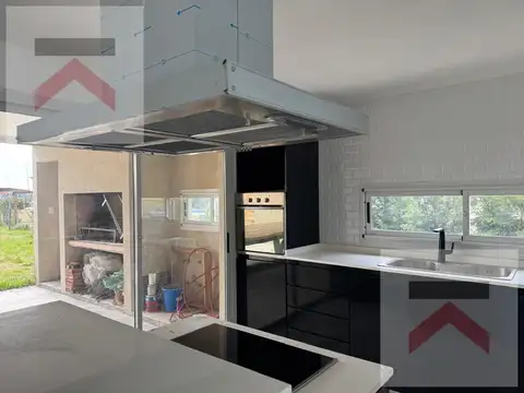 ALQUILER ANUAL Casa 6 dormitorios piscina con vistas al lago en Chacras de la Reserva
