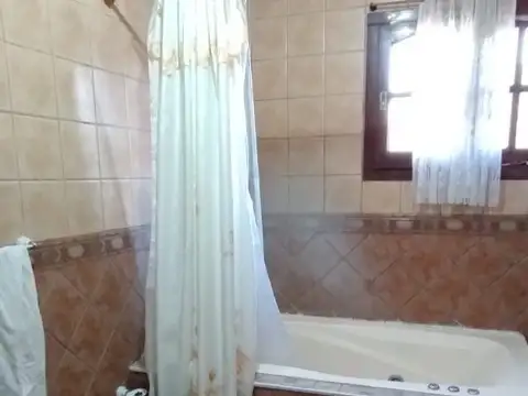 Casa en 2 plantas. Excelente ubicación y estado de conservación.