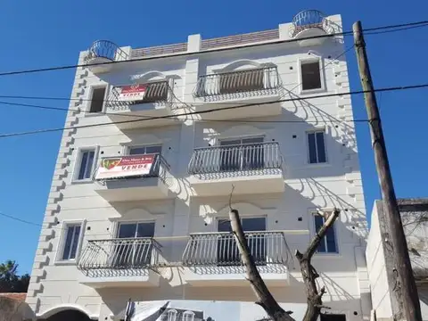 2 ambientes a pasos de Pza Brown.