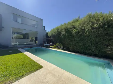 Casa en Venta con 3 cocheras