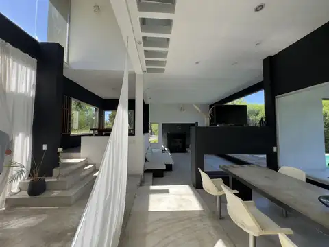 Casa a la laguna en San Isidro Labrador, con 4 dormitorios, amarra propia y pileta
