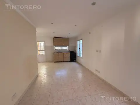 PH en alquiler de 3 ambientes con patio en Morón.