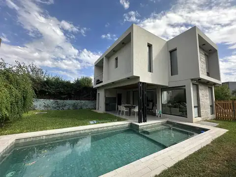 Casa en venta - 3 Dormitorios 5 Baños - Malvinas Argentinas