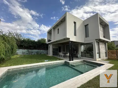 Casa en venta - 3 Dormitorios 5 Baños - Malvinas Argentinas