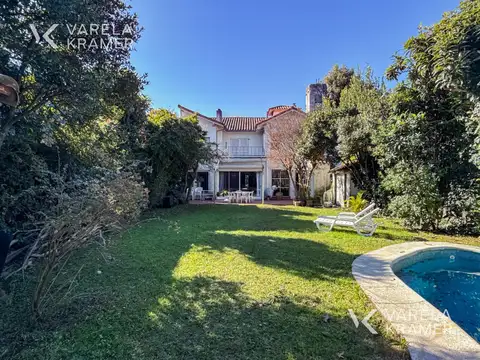 Casa en Venta en Acassuso con jardín