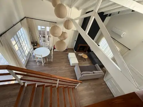 Casa en Alquiler con 4 cocheras