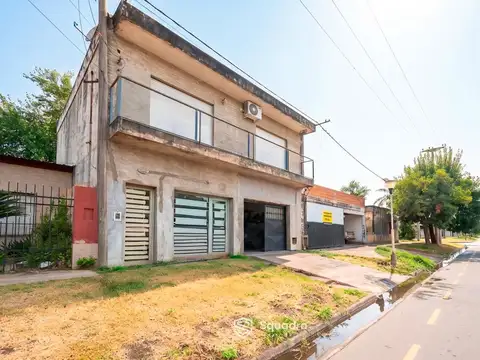 VENTA | PERMUTA - Casa de 2 dormitorios con cochera, balcón y local - Pérez. APTO CRÉDITO.