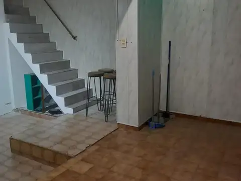 Departamento de pasillo, en venta.