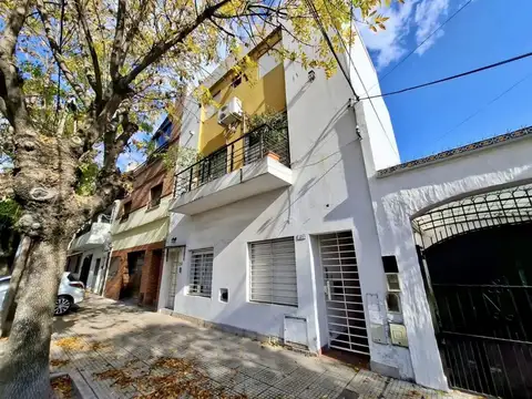 POLA al 2900, MATADEROS. PH de 2 ambientes con DOS PATIOS.  Bajas Expensas. Excelente estado!