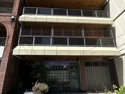 Departamento en alquiler – Laprida al 700, Lomas de Zamora Excelente zona • 3 ambientes • 70 m² • Cochera cubierta