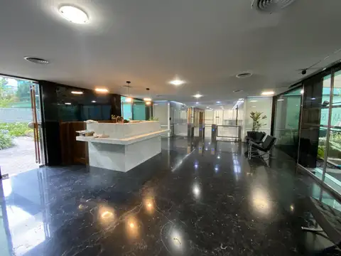 Oficina en Alquiler con 5 cocheras