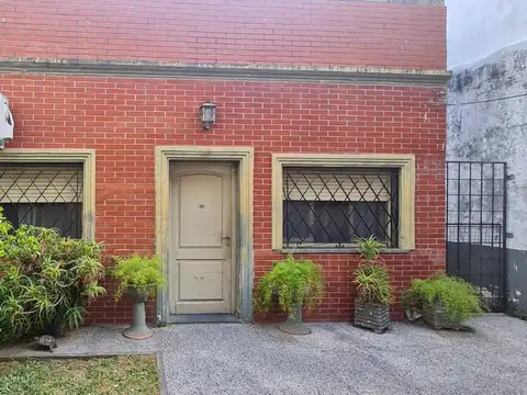 VENTA EN BLOCK EN PLENO CENTRO COMERCIAL:  2 LOCALES + VIVIENDA 5 AMBIENTES. LOTE 8,66X43mts.