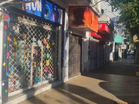 VENTA EN BLOCK EN PLENO CENTRO COMERCIAL:  2 LOCALES + VIVIENDA 5 AMBIENTES. LOTE 8,66X43mts.