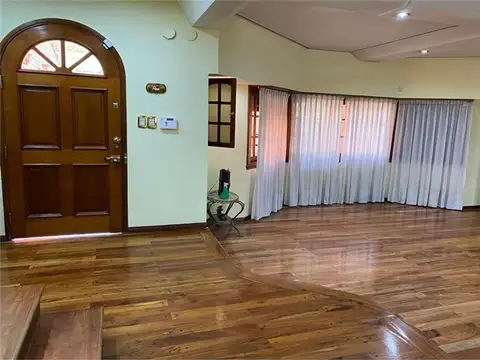 Casa 6 ambientes con 4 baños