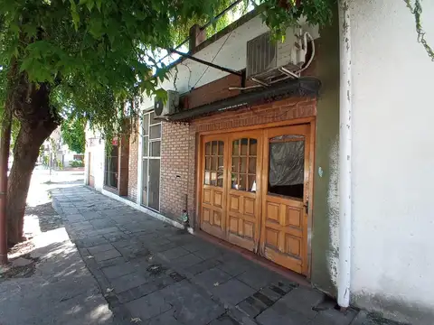 IMPERDIBLE!! PH AL FRENTE CON LOCALES  P/ VIVIENDA O  CONSTRUCCIÓN  EDIFICIO DE 4 PLANTAS  CERCA DEL AEROPUERTO Y COLEGIO MILITAR