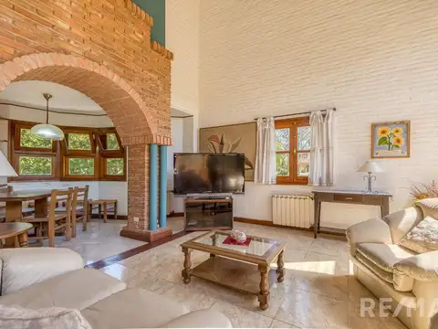 Casa 4 ambientes con 2 baños