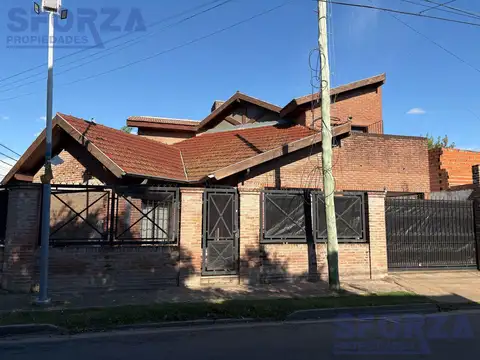 Venta de Casa 5 ambientes con jardín y pileta en Los Polvorines Apta Credito